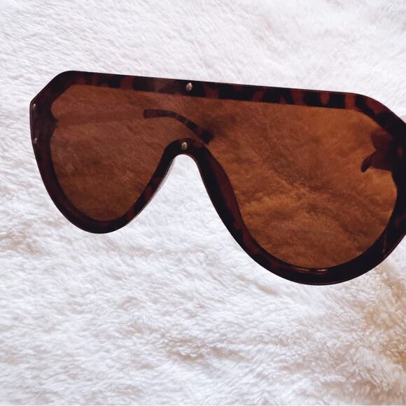 Clarissa Tortoise Brown Oversized Sunglasses - Picture 4 of 15